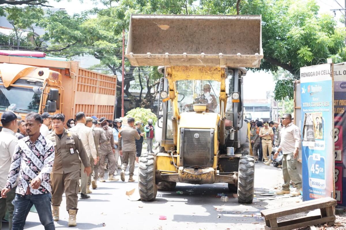 Satpol PP Tertibkan 60 Lapak PKL