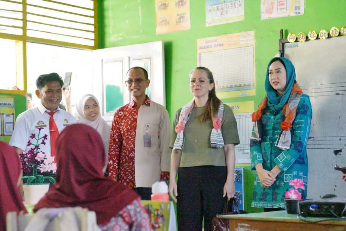 Ketua PKK Bantaeng Sambangi SDI Pullaweng