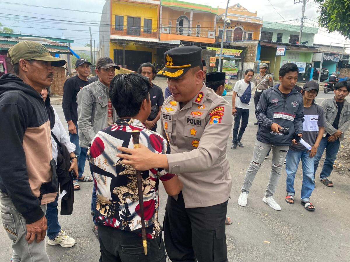 Kapolres Duduk di Aspal Bareng Pendemo