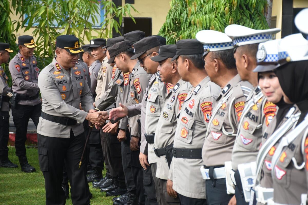 APRESIASI PERSONEL -- Kapolres Bulukumba AKBP Restu Wijayanto menyalami satu per satu personelnya seusai pelaksanaan Apel Siaga Kamtibmas pasca Operasi Ketupat Tahun 2026, Senin (30/3).