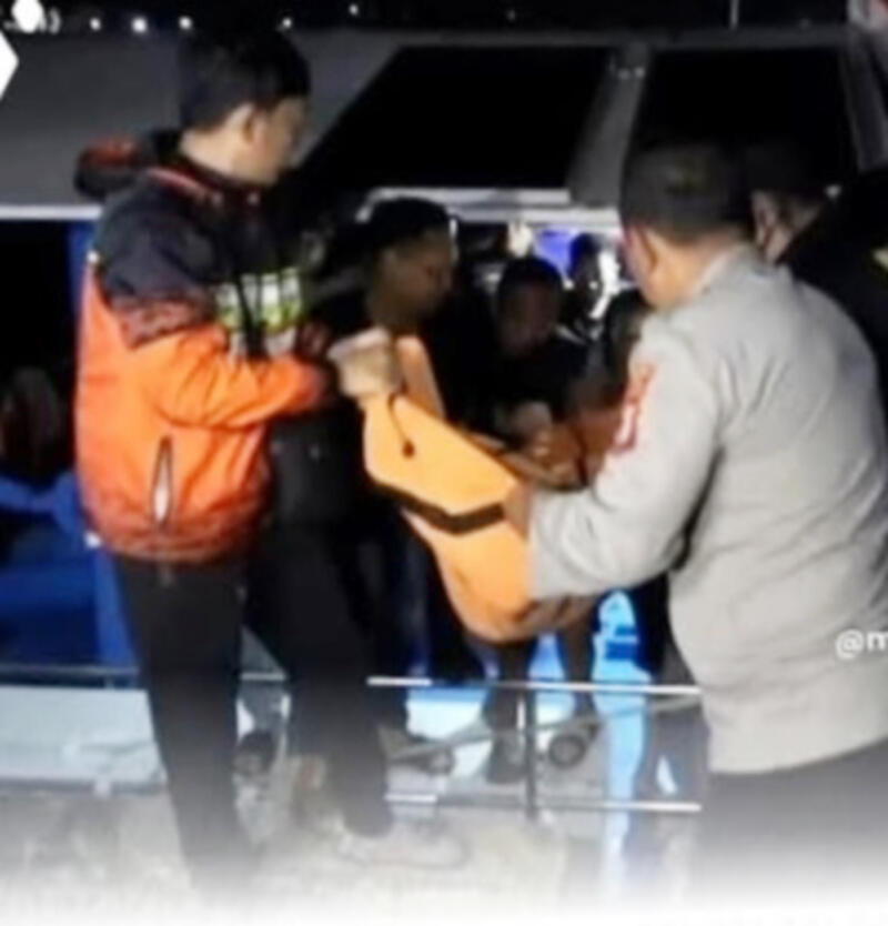 EVAKUASI -- Petugas bersama warga mengevakuasi nelayan yang tewas terkena tebasan parang di Pulau Kodingareng. 
