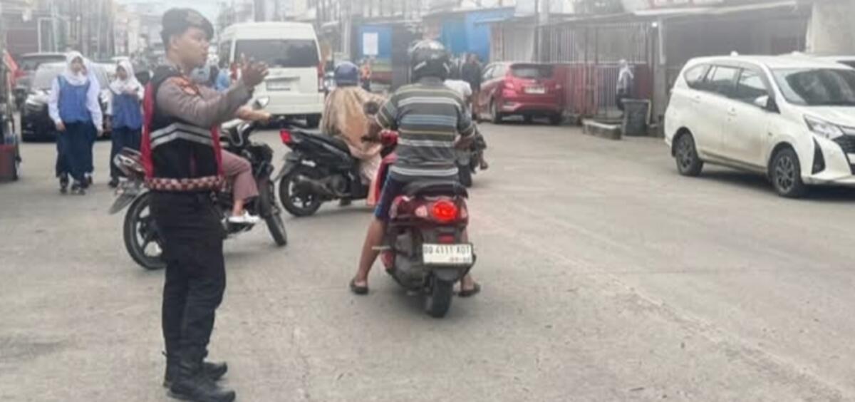 PENGATURAN -- Personel Polres Pelabuhan sedang melakukan pengaturan arus lalulintas di persimpangan jalan wilayah hukum Polres Pelabuhan Makassar.
