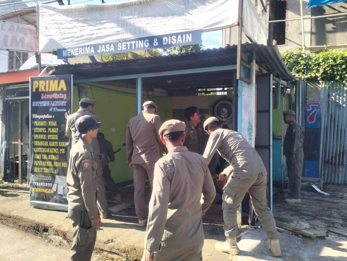 Lapak PKL di Lajangiru Ditertibkan