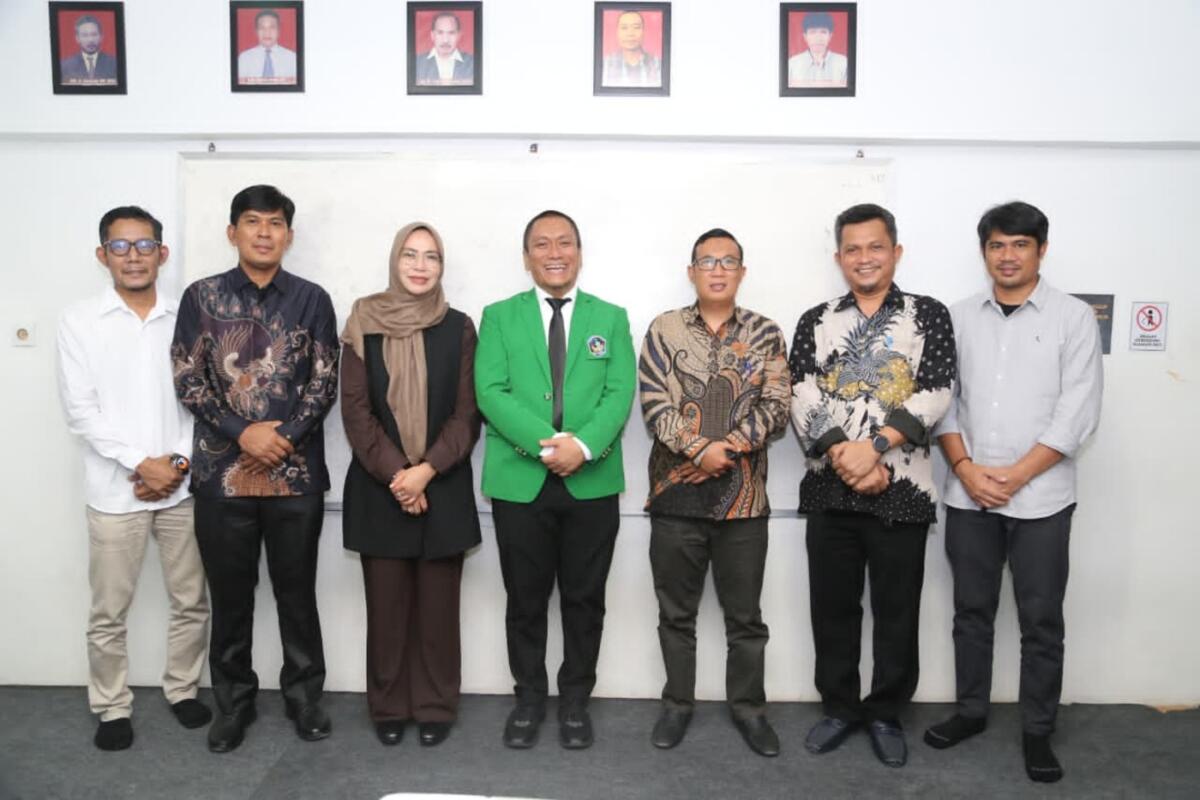 Bupati Lutim Raih Predikat Cumlaude