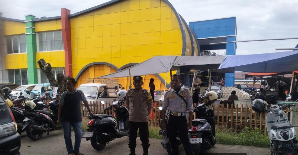 Bhabinkamtibmas Soppeng Jaga Keamanan Pasar Sentral & Lamataesso