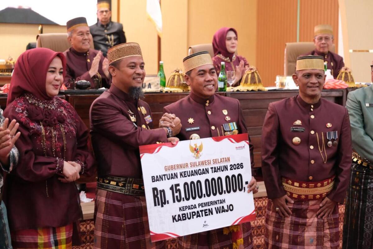Gubernur Serahkan Bantuan Pemkab Wajo