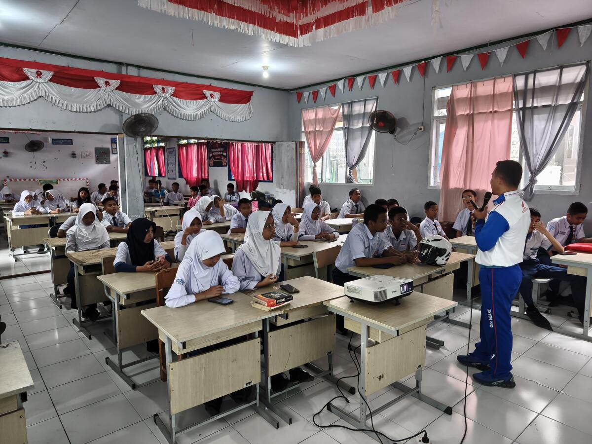 Kolaborasi Asmo Sulsel dan Satlantas Polrestabes Makassar Gelar Edukasi Safety Riding bagi 50 Siswa SMKN 40 Makassar