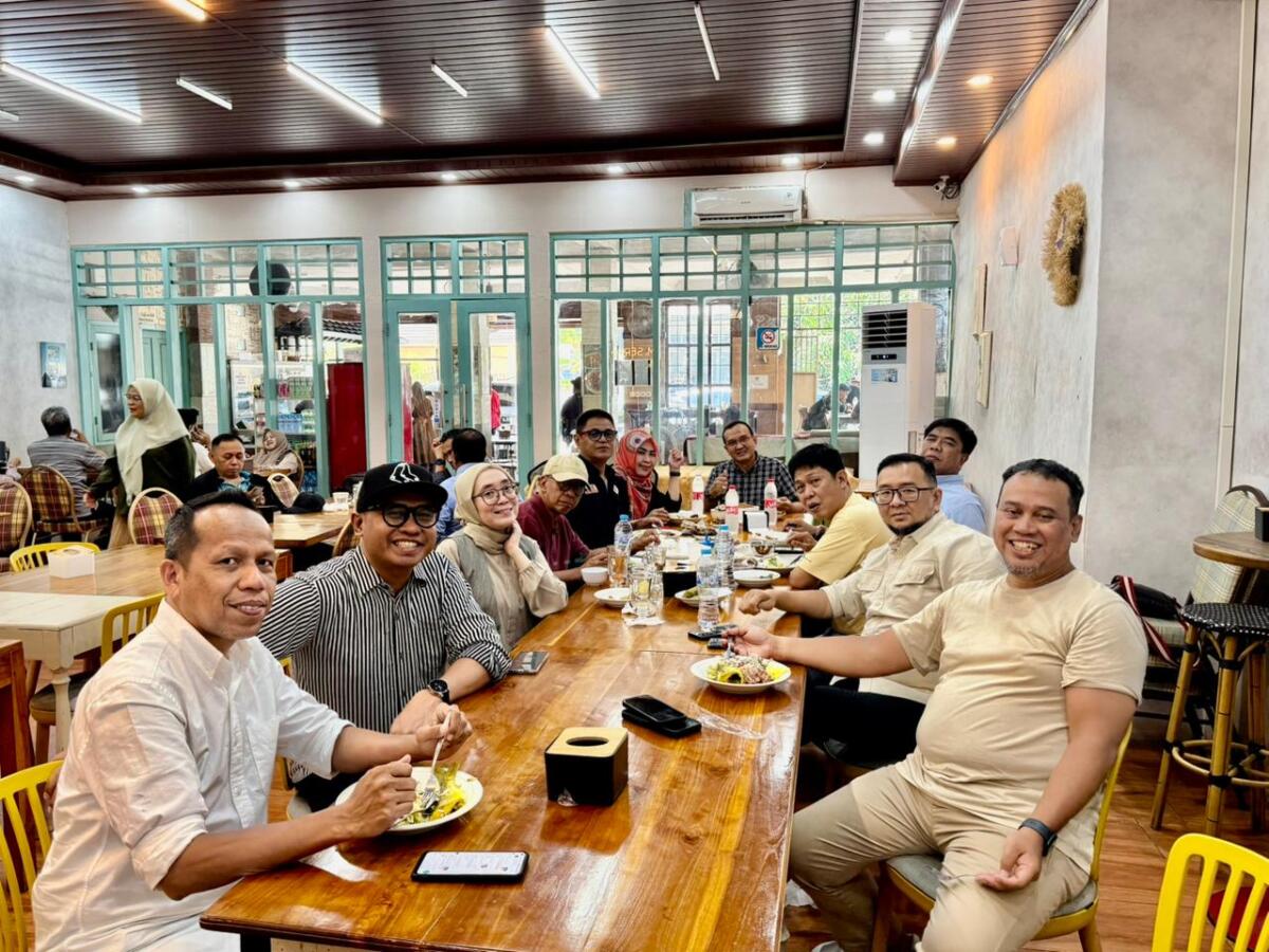 Sebelum ke Jakarta, Ketua Ikafe Unhas Makan Siang Bareng Panitia Mubes IKA Unhas