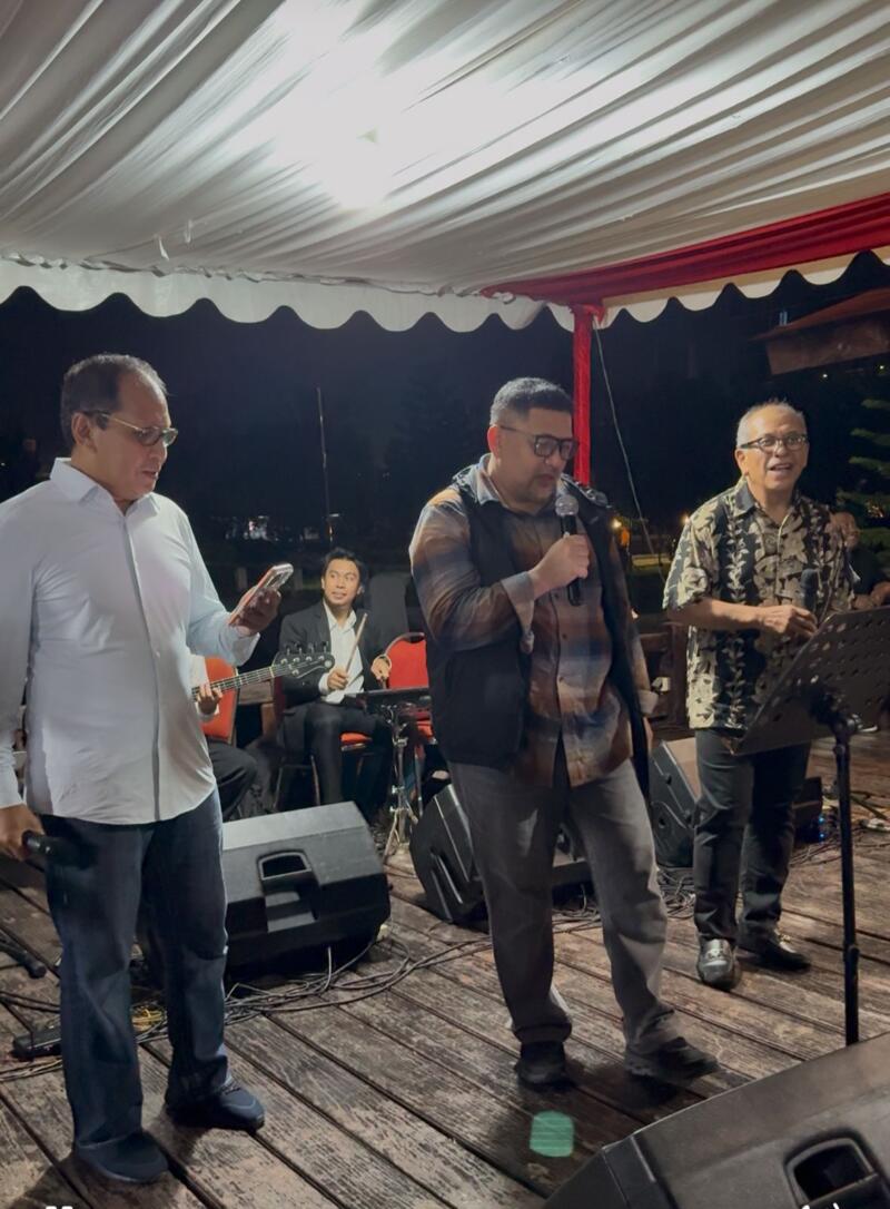 Momen Langka, Danny, Appi dan IAS Nyanyi Bareng di Ramah Tamah Mubes IKA Unhas