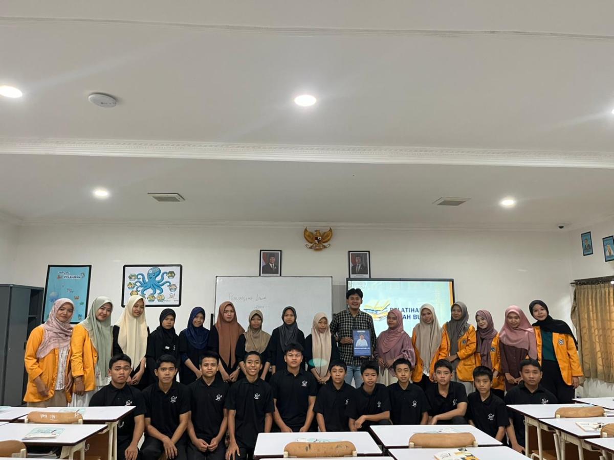Mahasiswa Magang Penmas UNM Pelatihan Bedah Buku di SRMA 26 Makassar