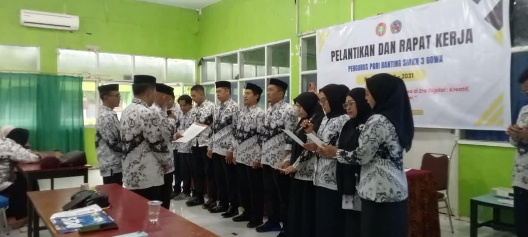 Diketuai Ronisalasa, Pengurus PGRI Ranting SMKN 3 Gowa Dilantik di Gedung Techno Park