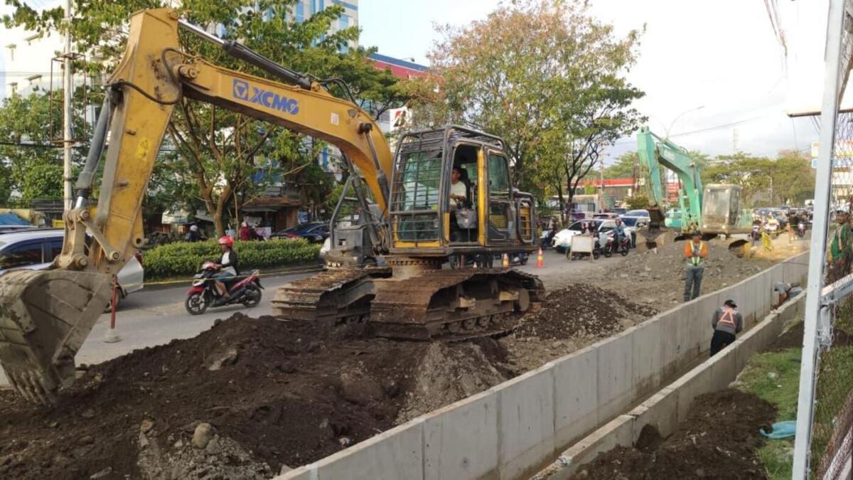 Saluran Drainase di Jalan Aroepala Dikerja