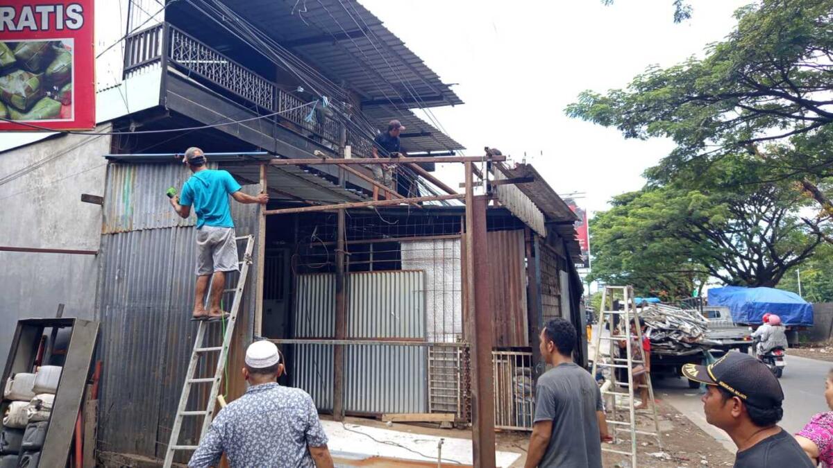 Warga Bongkar Mandiri Enam Lapaknya