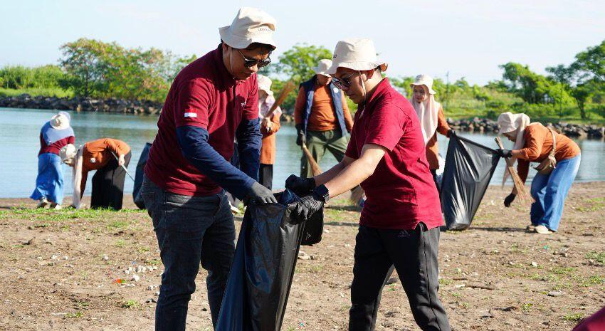 Bersih-bersih Pantai Akkarena, PT GMTD Kumpulkan 306 Kilogram Sampah