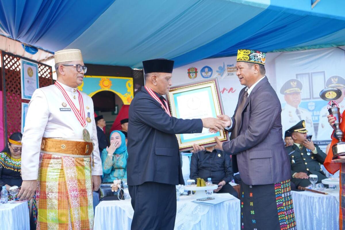 Wabup Wajo Raih Rekor Indonesia Hardiknas 2026