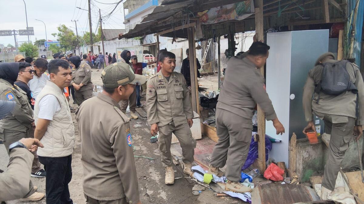 Berdiri di Lahan Fasum dan Jalur Rawan, 16 Lapak di Barawaja Ditertibkan