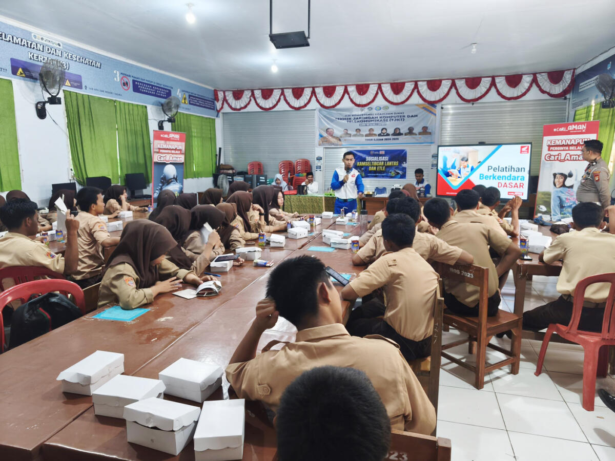 Asmo Sulsel Tekankan Pentingnya Fokus Saat Berkendara kepada Siswa SMKN 1 Gowa