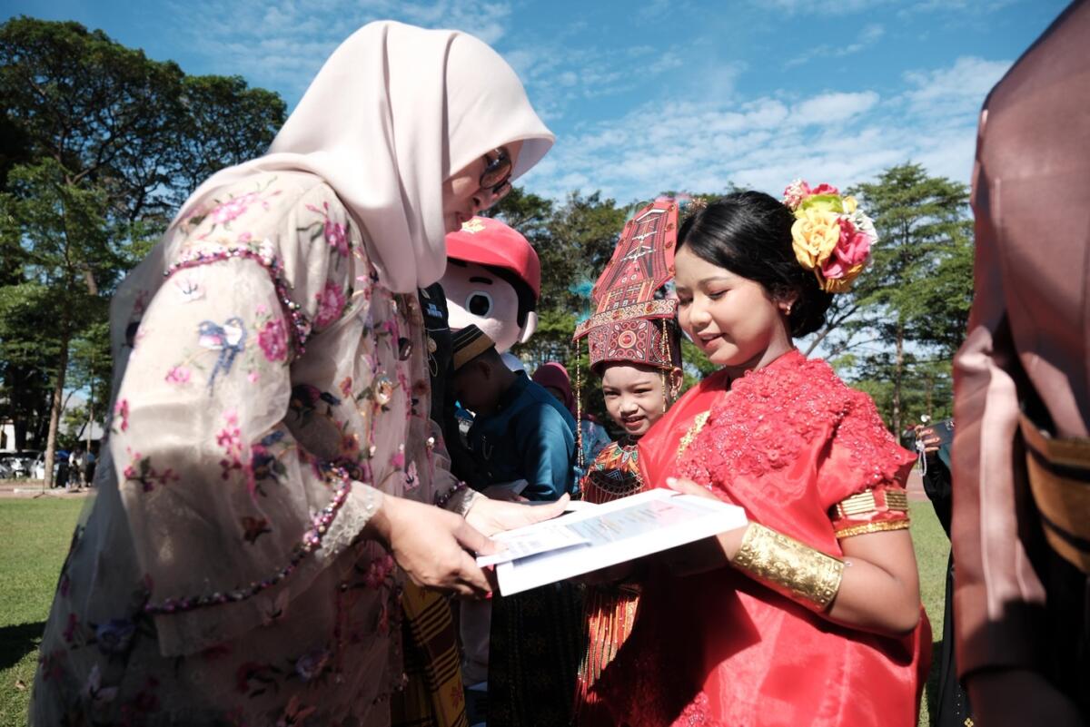 Aneka Warna Busana Adat Hiasi Peringatan Hardiknas di Gowa