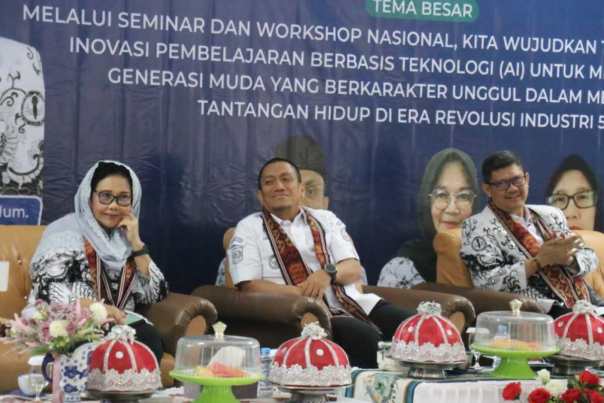 Seminar PGRI Dihadiri Profesor Unifah
