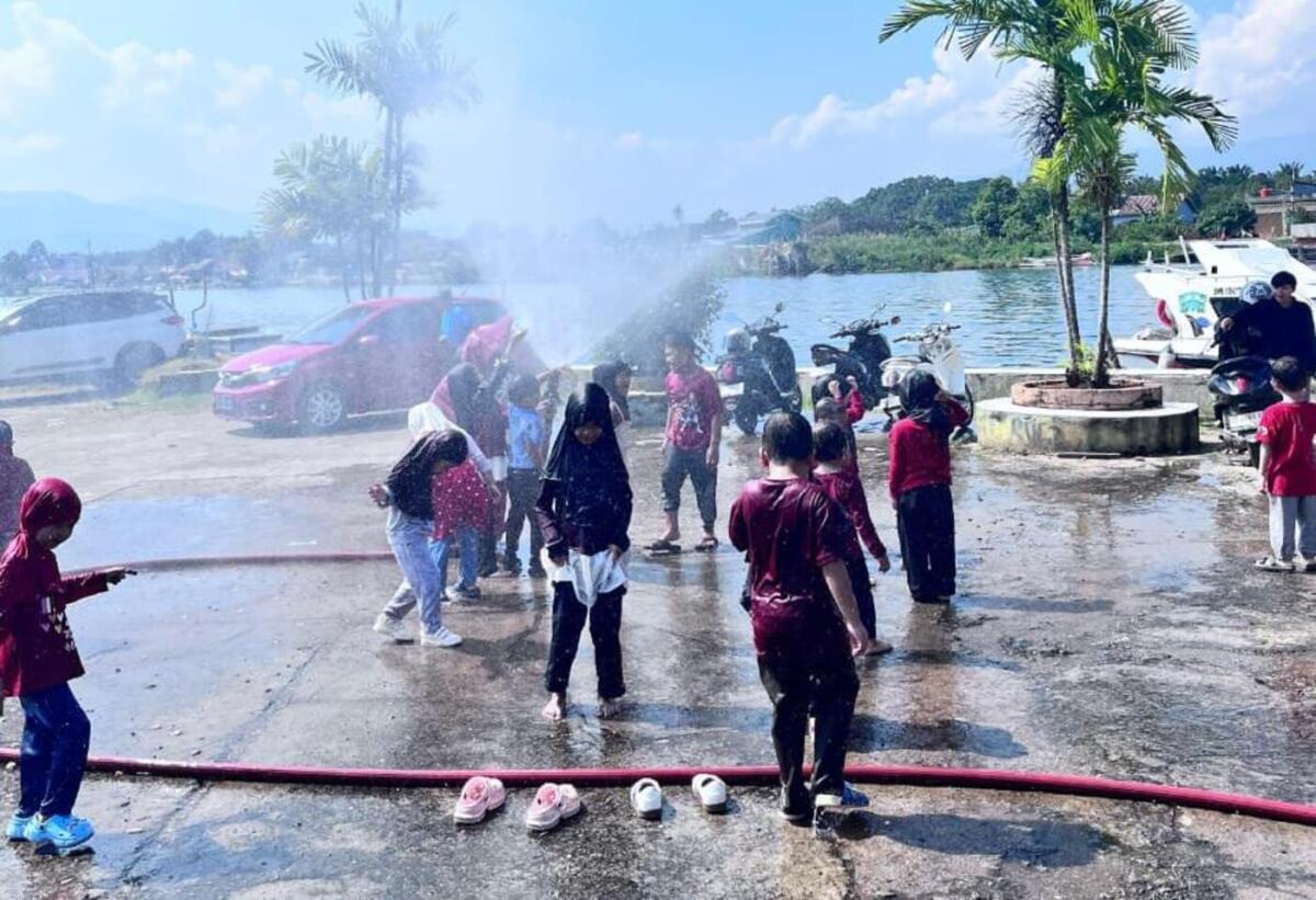 PAUD Belajar Bahaya Api di Damkar Malili