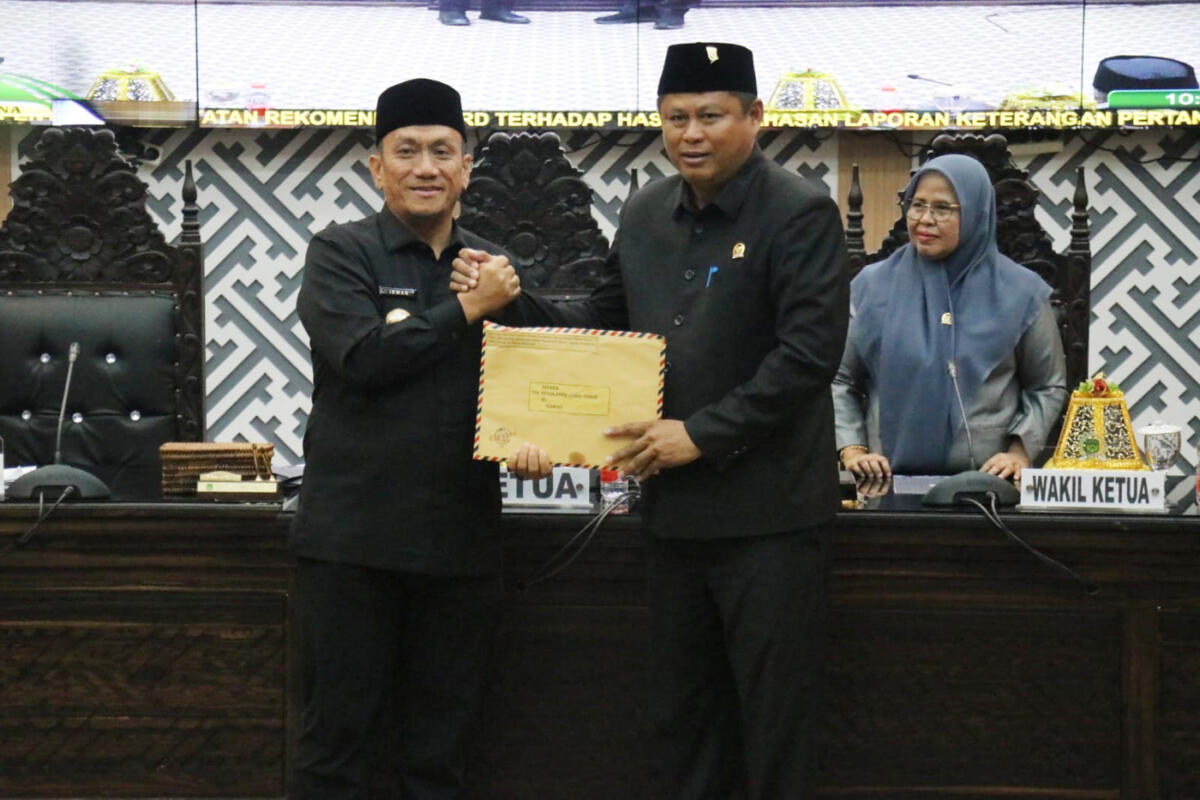 Bupati Lutim Serahkan Ranperda Perubahan Perda 2023