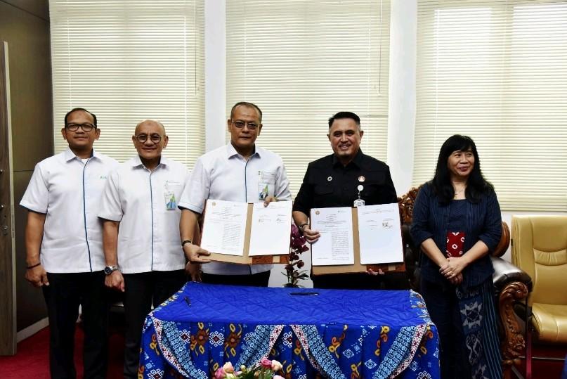 MOU -- Direktur Human Capital dan Umum BPJS Ketenagakerjaan, Harjono Siswanto bersama Rektor Universitas Tadulako, Prof Amar, menunjukkan naskah MoU yang telah ditandatangani kedua belah pihak di Gedung Universitas Tadulako, Palu, Sulawesi Tengah.