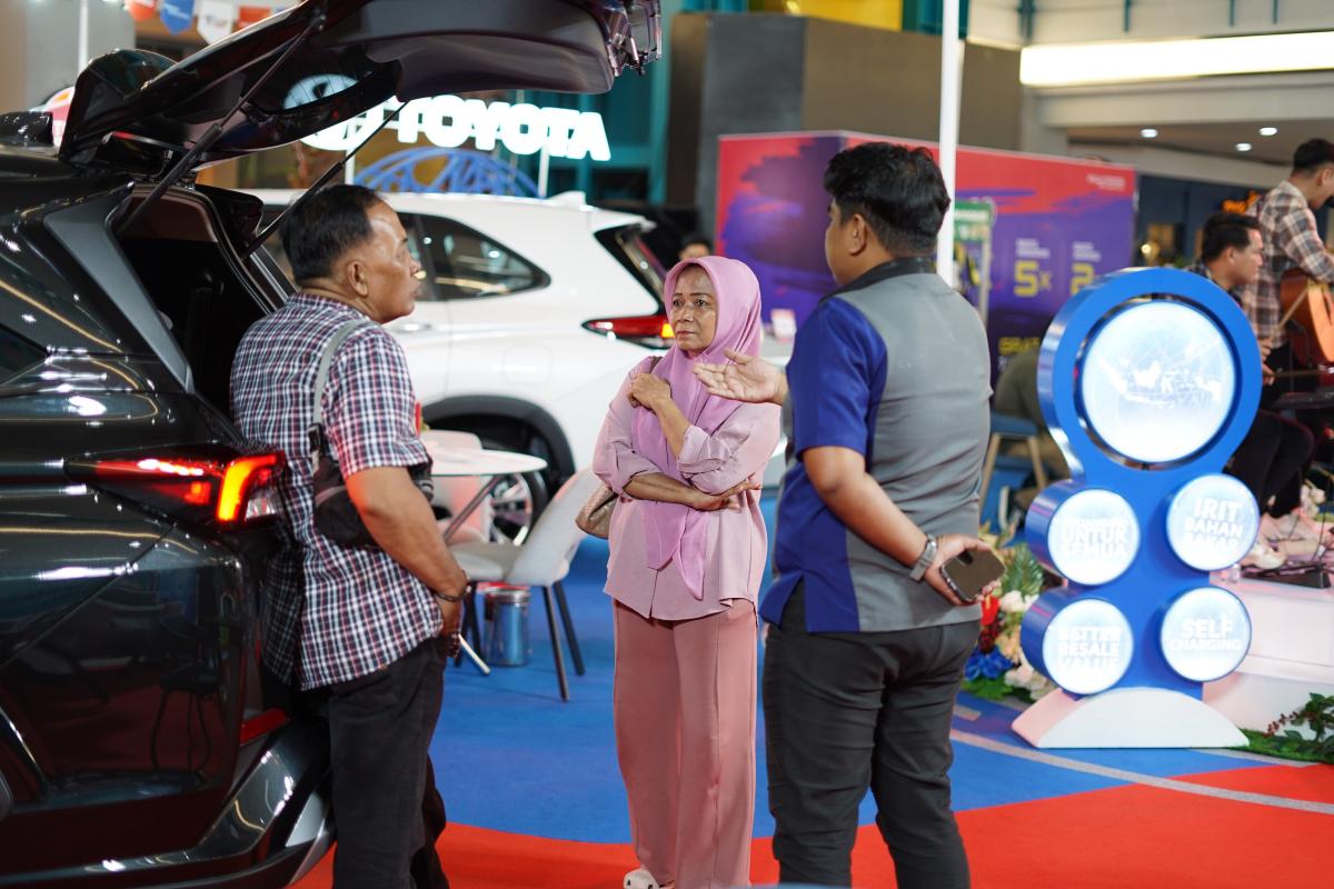 KENDARAAN KELUARGA -- Seorang konsumen Kalla Toyota sedang berdiskusi dengan anggota keluarganya dan tim marketing Kalla Toyota mengenai unit yang tepat digunakan sebagai kendaraan keluarga.