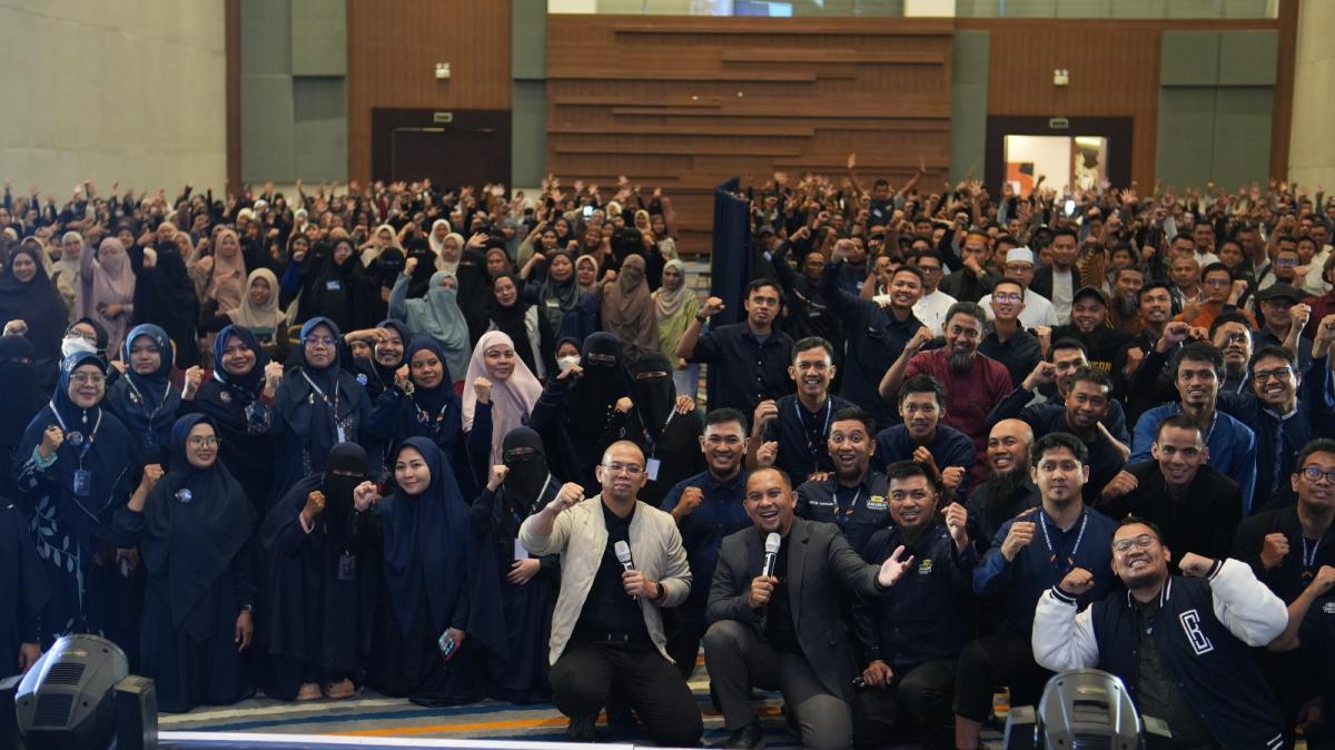 BEST 1 MAKASSAR -- Para pelaku UMKM dan pengusaha muslim dari berbagai penjuru Sulawesi Selatan peserta BEST 1 Makassar melakukan foto bersama.