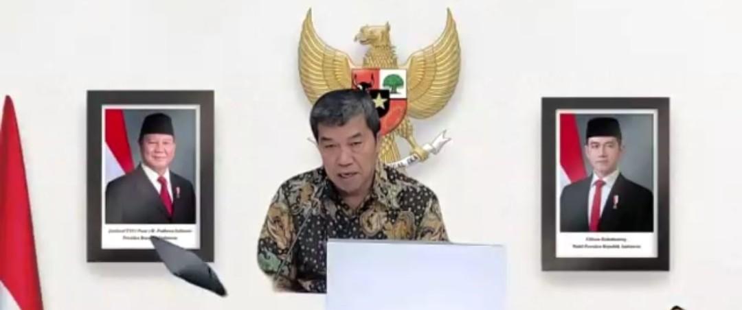 JAWAB PERTANYAAN -- Anggota Dewan Komisioner Lembaga Penjamin Simpanan Bidang Program Penjaminan Polisi, Ferdinan Dwikoraja Purba saat menjawab pertanyaan wartawan.
