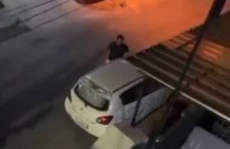 
ist
RUSAK--Mobil milik korban  mengalami kerusakan pada bagian kaca belakang setelah terkena lemparan batu.
