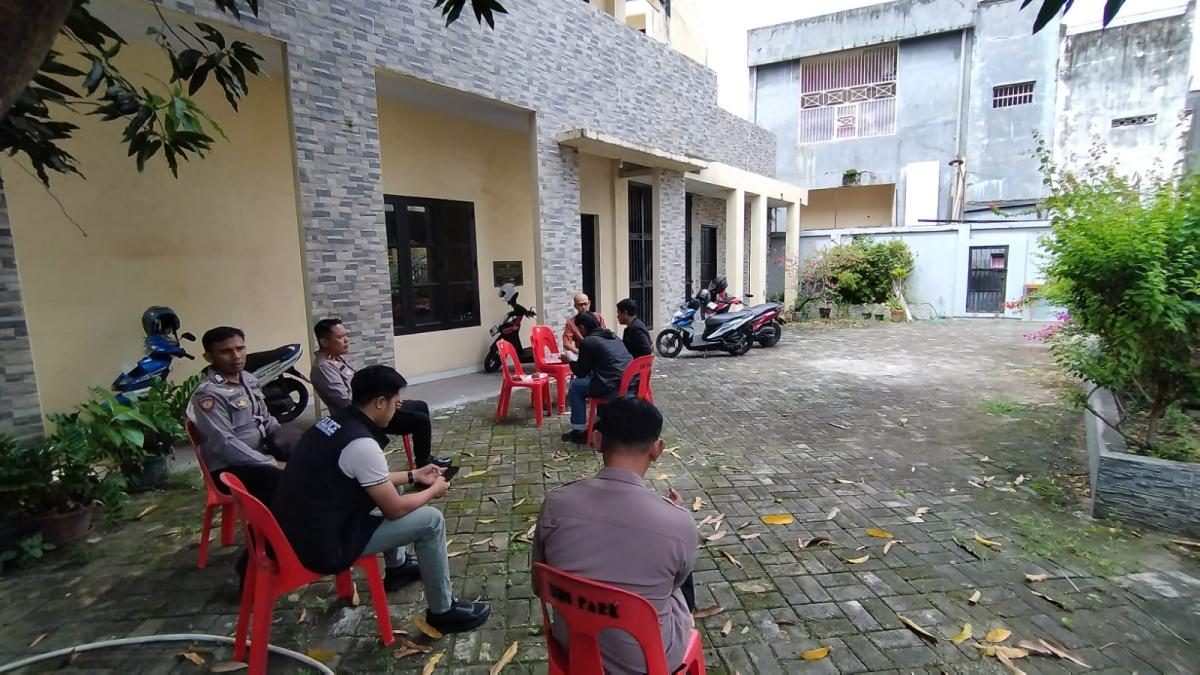 Umat Beribadah dengan Aman