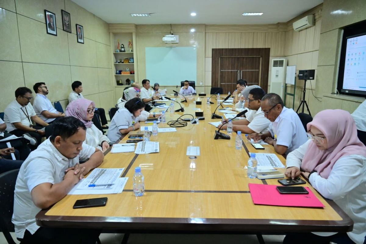 ist
RAKOR--Plt Dirut PDAM Kota Makassar, Andi Syahrum memimpin rakor di ruang rapat direksi Kantor Perumda Air Minum Kota Makassar, Jalan Dr Ratulangi, Rabu (3/6).
