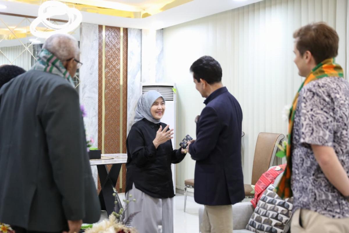 ist
SAMBUT--Wawali Kota Makassar, Aliyah Mustika Ilham, menyambut rombongan delegasi dari Pakistan, Fiji, dan Australia di Ruang VIP Rammang-Rammang Bandara Internasional Sultan Hasanuddin, Senin (22/6).