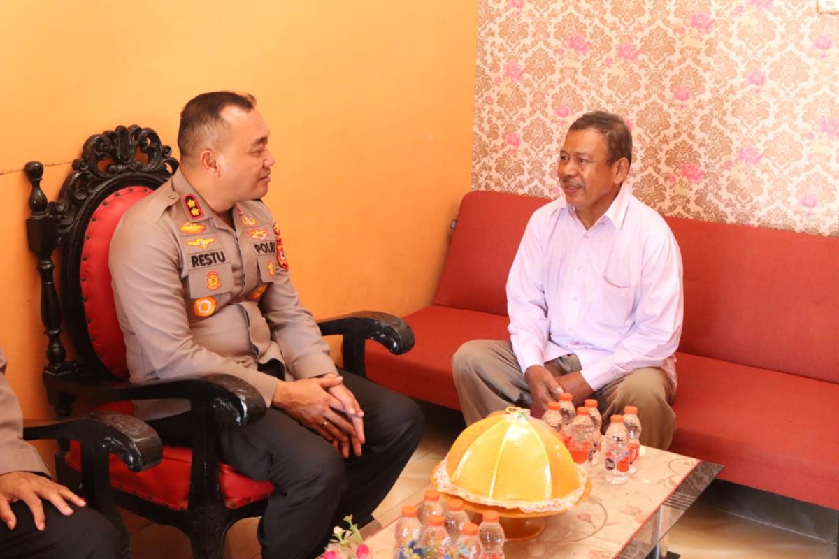 ANJANGSANA -- Polres Bulukumba menggelar kegiatan anjangsana dengan mengunjungi sejumlah purnawirawan Polri di wilayah Kabupaten Bulukumba dalam rangka menyambut Hari Bhayangkara ke-80 Tahun 2026, 
Sabtu (20/6).