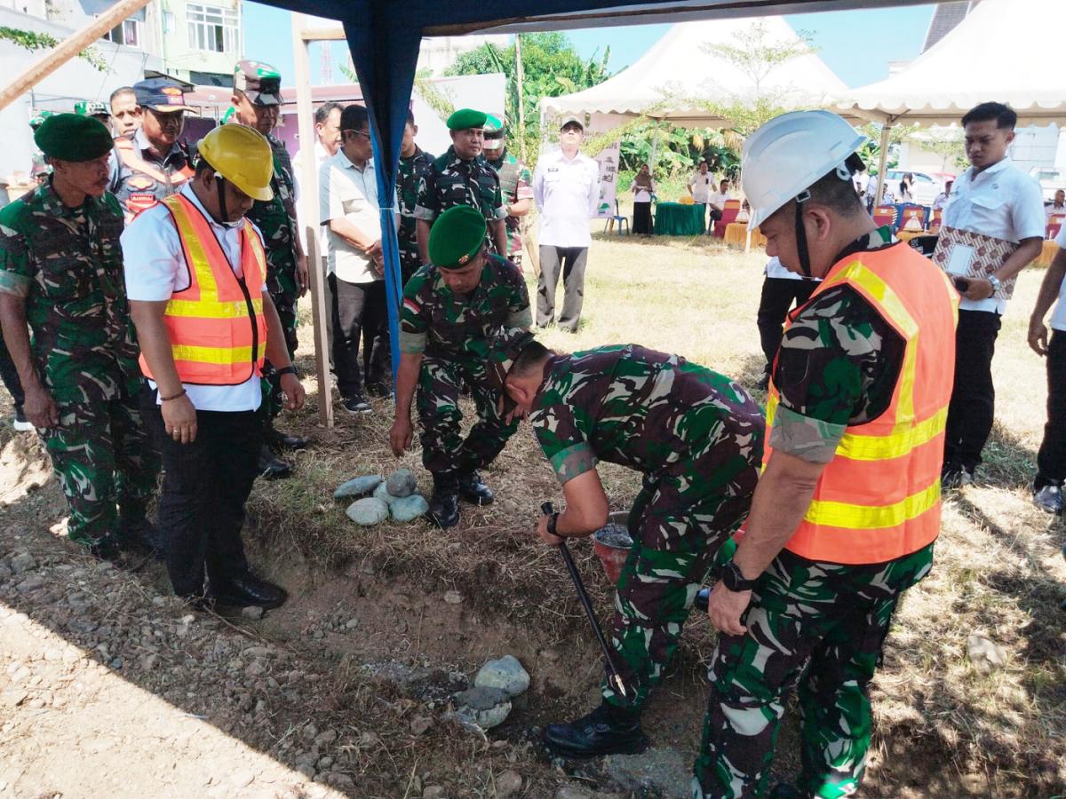 BATU PERTAMA -- Bupati Luwu H Patahudding bersama Danrem 141/Toddopuli Brigjen TNI Andre Clift Rumbayan saat meletakkan batu pertama pembangunan Kantor Koramil Belopa, Rabu (10/6).
