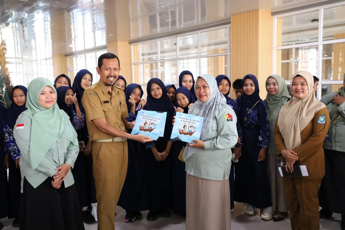 FIELD TRIP -- Siswa SMPN 47 Bulukumba melakukan Field Trip atau kegiatan belajar di luar kelas ke kompleks perkantoran Pemkab Bulukumba di Gedung Ammatoa dan Gedung Pinisi, Senin (22/6).