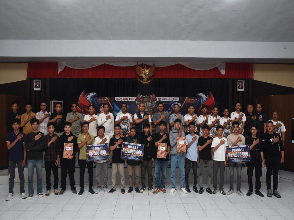 PARA JUARA -- Tiga tim juara,  Tim Biasa, Tim Chronicless dan tim Panrita Oasis Tournament Mobile Legends Kapolres Cup Road to e-Sport Kapolri Cup 2026 foto bersama usai penerimaan hadiah di Aula Parama Satwika Polres Bulukumba, Minggu (21/6).
