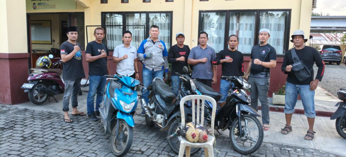 GEREBEK -- Timsus Polsek Gantarang Polres Bulukumba dipimpin Kapolsek Gantarang AKBP Abdul Kadir menggerebek aktivitas perjudian sabung ayam di Desa Bukit Tinggi, Kecamatan Gantarang, pada Senin (22/6) sore.
