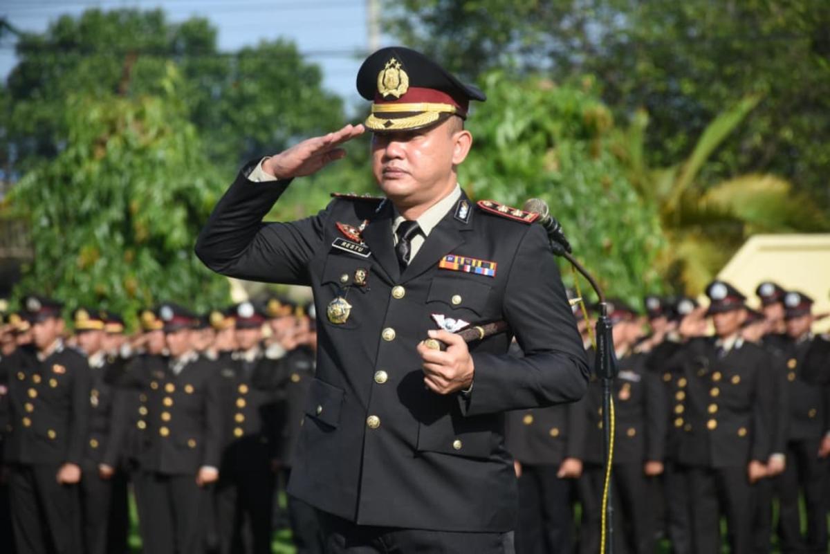UPACARA -- Kapolres Bulukumba, AKBP Restu Wijayanto, bertindak selaku Irup pada upacara dalam rangka memperingati Hari Lahir Pancasila yang jatuh pada 1 Juni 2026 di Lapangan upacara Mapolres Bulukumba, Senin (1/6).