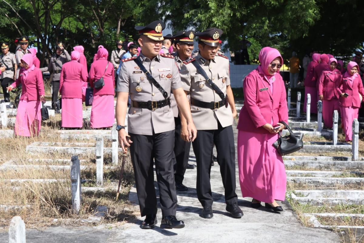 Kapolres Pimpin Tabur Bunga di Taccorong