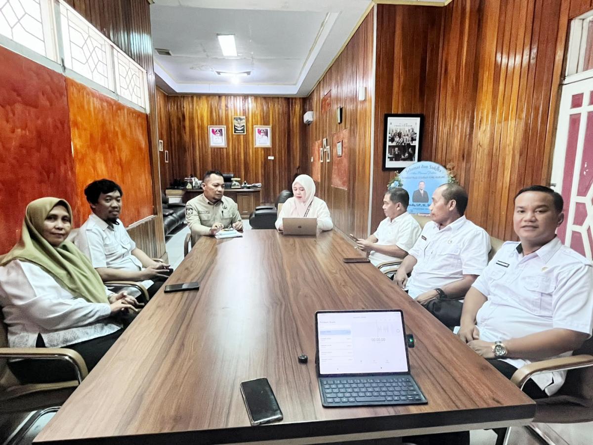 PEMADANAN -- Kepala Disdukcapil Jeneponto, Mustaufiq, saat memimpin rapat pemadanan data KRS bersama Dinas P2KB.
