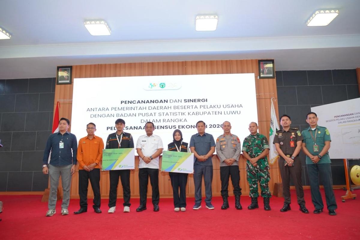 CANANGKAN -- Bupati Luwu Patahudding foto bersama usai mencanangkan sinergi Sensus Ekonomi 2026 untuk memperkuat perencanaan pembangunan daerah di Ruang Pola Kantor Bupati Luwu, Belopa, Rabu (17/6).