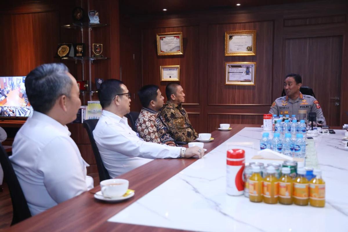 AUDIENSI -- Bupati Luwu Timur, Irwan Bachri Syam foto bersama Kepala BNN RI Komisaris Jenderal Polisi Suyudi Ario Seto usai audiensi di Ruang Kerja Kepala BNN RI, Jakarta Timur baru-baru ini.
