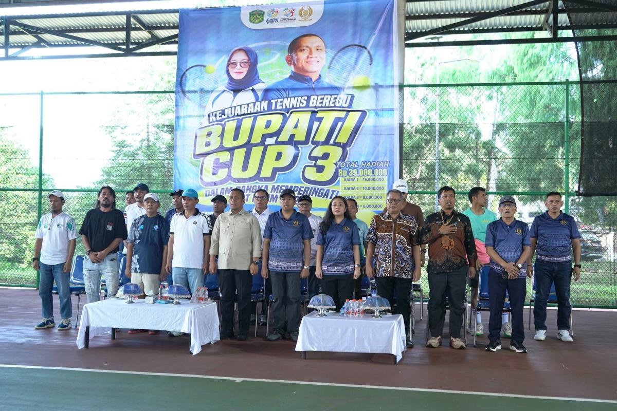 KEJUARAAN --  Bupati Luwu Timur, Irwan Bachri Syam membuka Kejuaraan Tenis Beregu Bupati Cup III dalam rangka memperingati Hari Jadi ke 23 Kabupaten Luwu Timur di Lapangan Tenis Indoor Rumah Jabatan Bupati, Malili, Jum'at (12/6).
