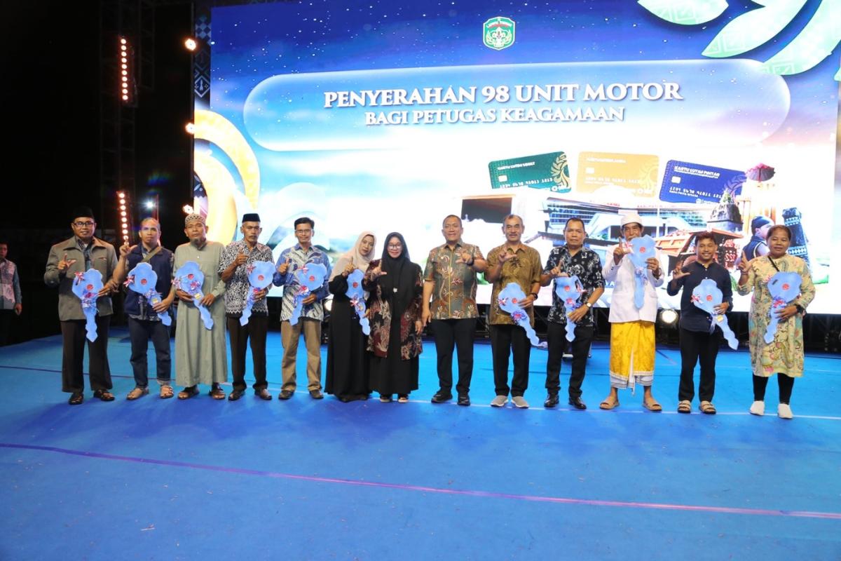 BANTUAN -- Bupati Luwu Timur, Irwan Bachri Syam bersama Wakil Bupati, Hj. Puspawati Husler foto bersama usai menyerahkan bantuan kepada 98 petugas keagaaman secara simbolis terhadap 11 perwakilan penerima pada malam puncak Bupati Awards 2026 di Lapangan Pendidikan, Malili baru-baru ini.

