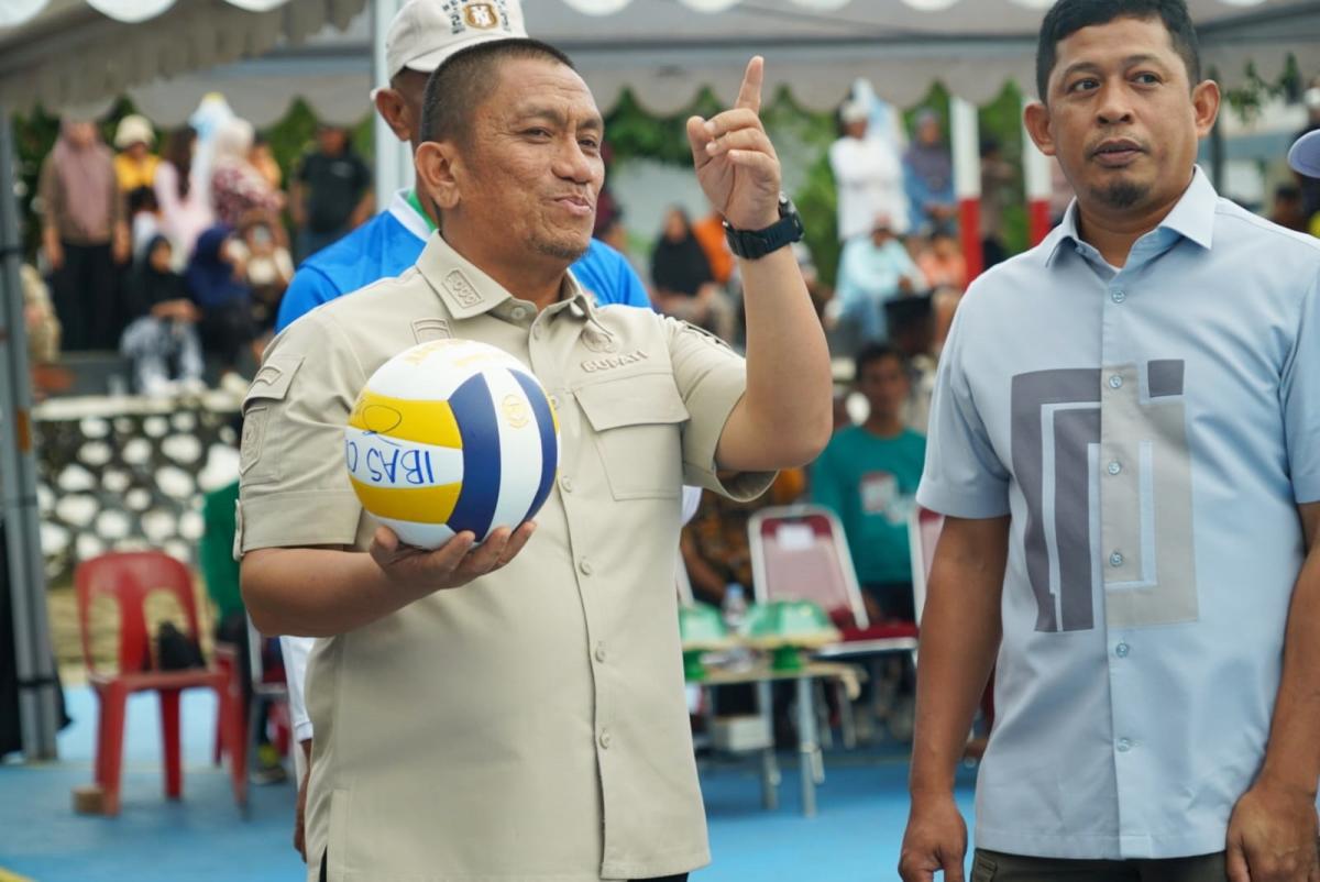 BUKA -- Bupati Lutim Irwan Bachri Syam saat membuka turnamen Bola Voli Ibas Cup 2026 Antar Club yang digelar di Lapangan Voli Desa Ledu-Ledu, Kecamatan Wasuponda, Jumat (19/6).
