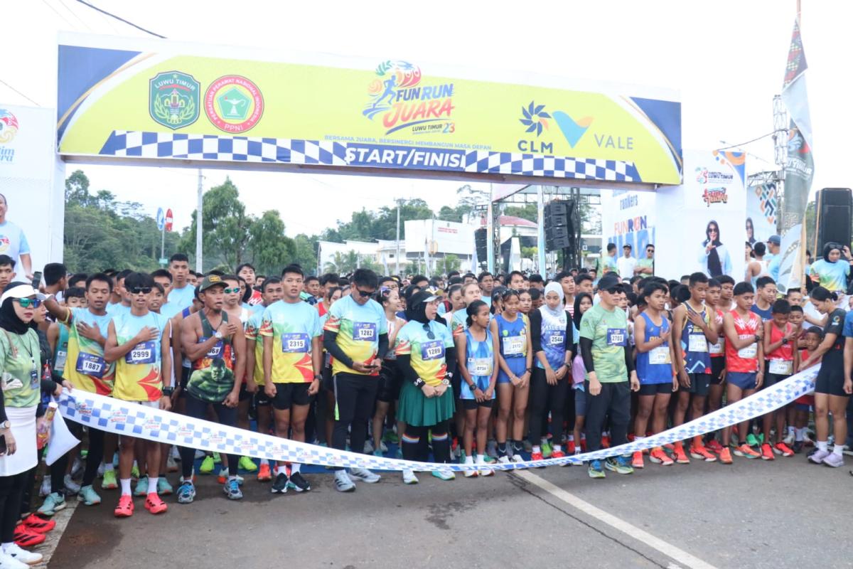 DUA KALI LIPAT -- Bupati Luwu Timur, Irwan Bachri Syam saat melepas 3.000 peserta ajang lari santai Fun Run Juara 2026 yang dipusatkan di Bundaran Batara Guru, Malili, Minggu (21/6).

