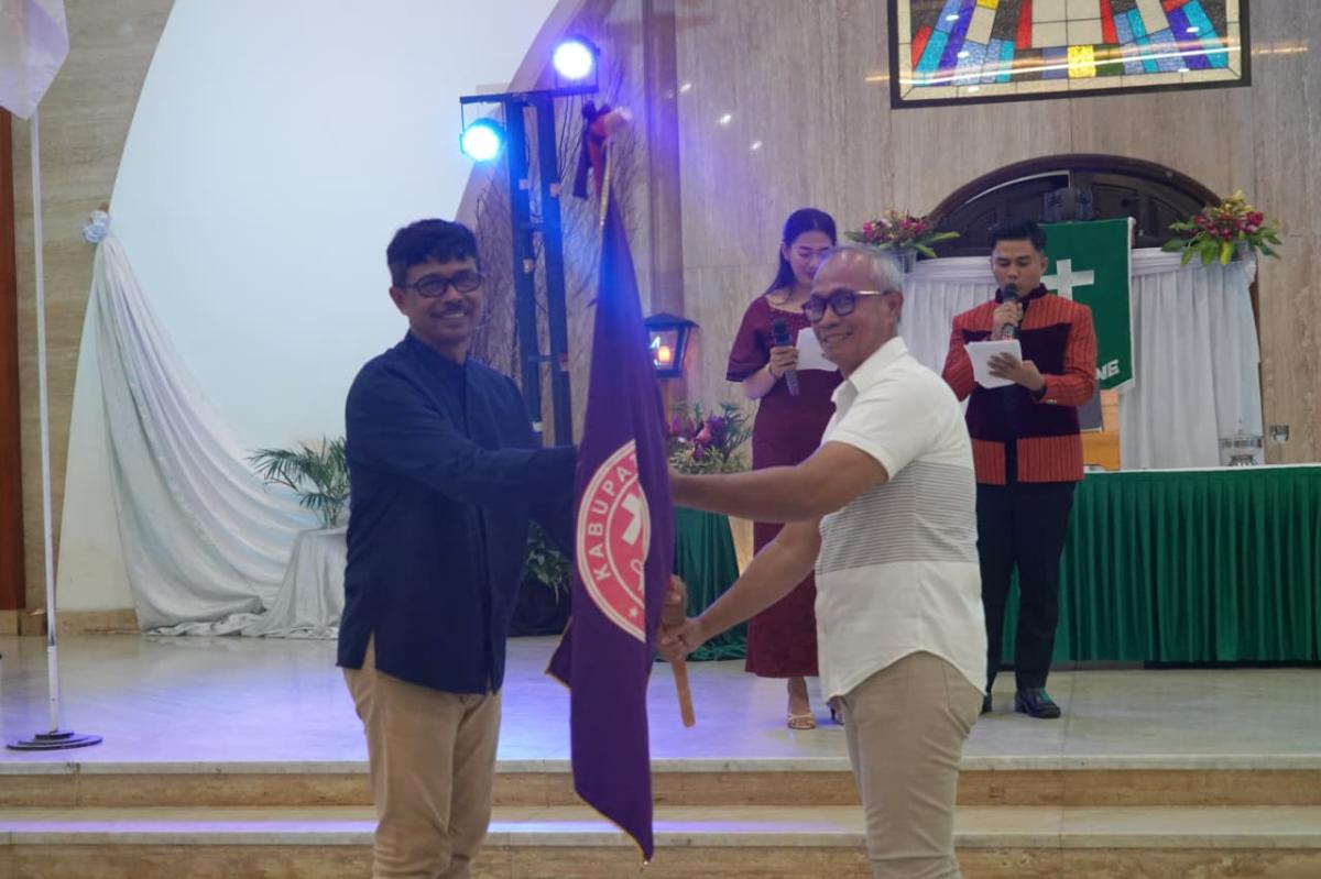 DILEPAS -- Tim PSP Kabupaten Luwu Timur akan mewakili Provinsi Sulsel di ajang Pesparawi Nasional XIV Tahun 2026 yang akan digelar di Manokwari, Papua Barat pada 19-29 Juni mendatang.  Tim PSP dilepas secara resmi oleh Staf Ahli Ekonomi dan Keuangan, Indra Fawzy di Gereja Pouk Jemaat Sorowako, Selasa (16/6). 