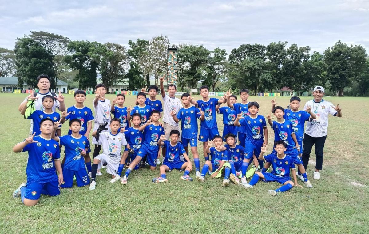 KE SEMIFINAL -- Tim Perslutim U-13 memastikan satu tiket ke semfinal usai tampil impresif dengan menaklukkan Persijo Jeneponto dengan tiga gol tanpa balas secara pada laga perempat final Piala Soeratin U-13 musim 2026-2027 di Lapangan Zipur Sakeang 8/SMG, Kabupaten Maros, Selasa (16/6). Rafiuddin dkk foto bersama usai membungkam Persijo 3-0.
