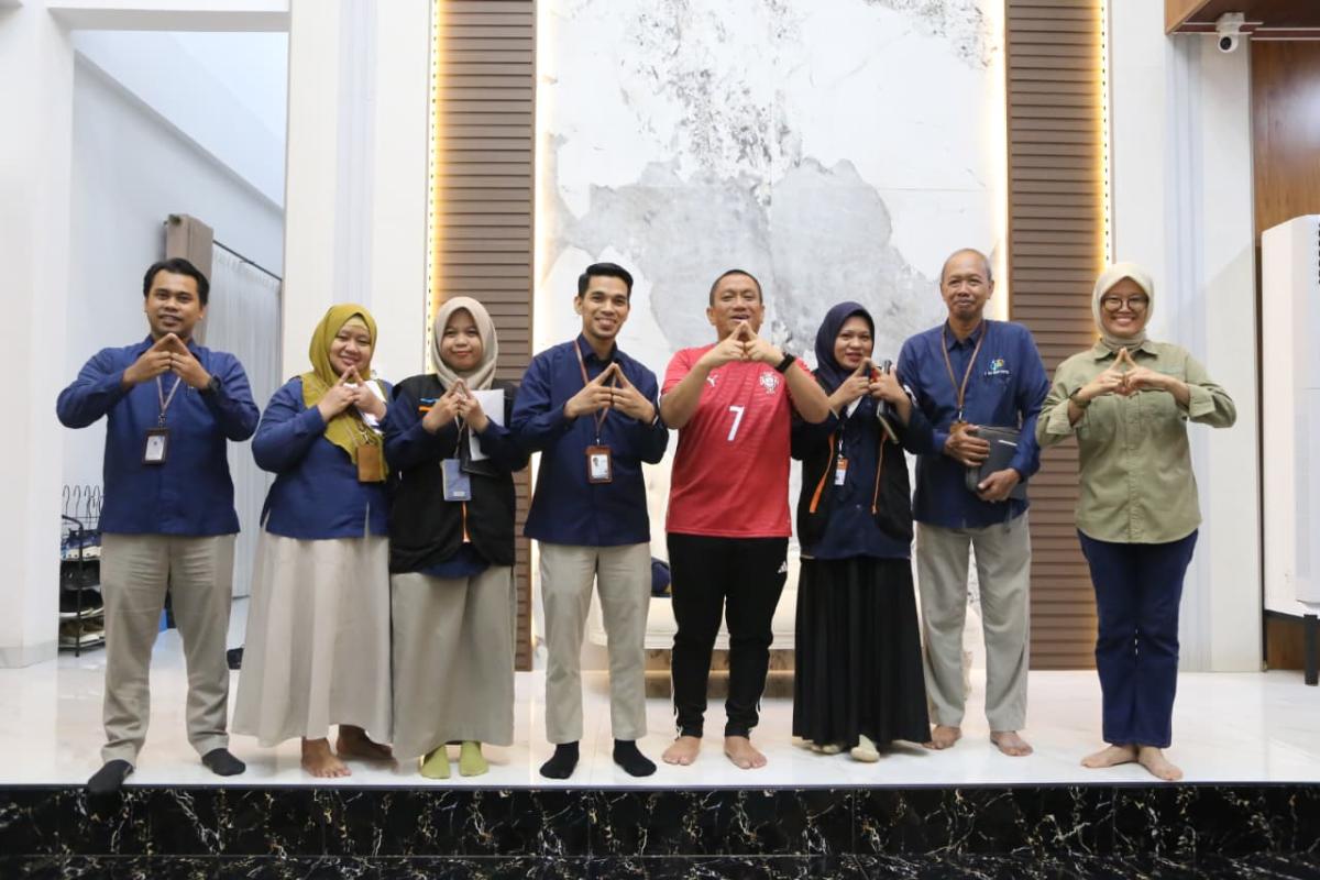 SENSUS EKONOMI  --Bupati Luwu Timur, Irwan Bachri Syam menjadi salah satu responden dalam pelaksanaan Sensus Ekonomi (SE) 2026 oleh Badan Pusat Statistik Kabupaten Luwu Timur di kediaman bupati di Malili, Senin (22/6). 
